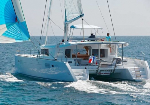  科西嘉岛泻湖双体船租赁 